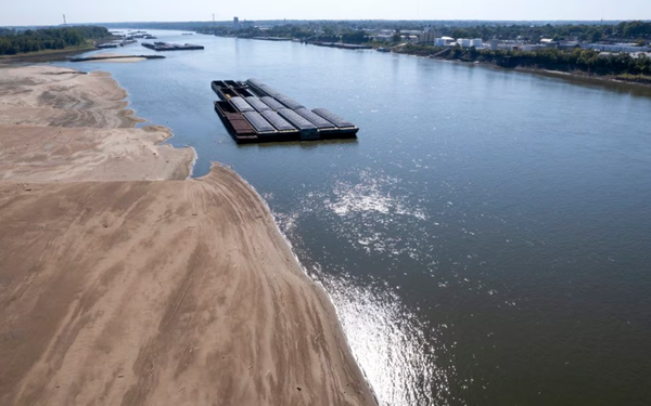 Low Mississippi River limits barges trying to move farmers' crops downriver