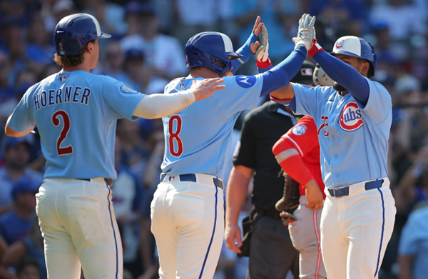 Reds hit four homers, outpace Cubs 10-8
