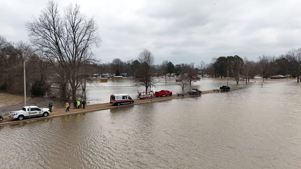 Levee breach spurs evacuation of Rives in Obion County