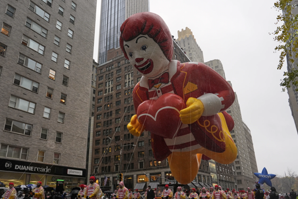 Macy's Thanksgiving parade rolls on in the rain
