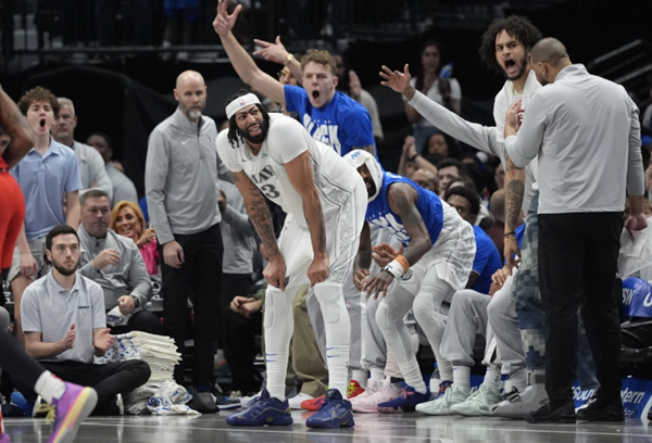Anthony Davis scores 26 in Dallas debut, but leaves with injury