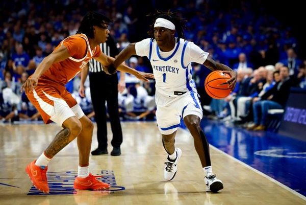 Cats hook Longhorns, win season-best fourth straight game
