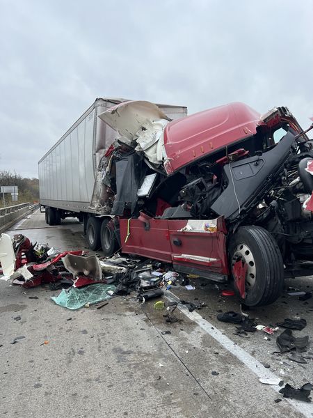 Semi24VS-SUV-1-(1).jpg Semi24VS-SUV-1-(1).jpg
