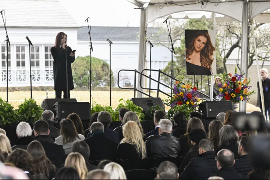 Lisa Marie Presley laid to rest at Graceland
