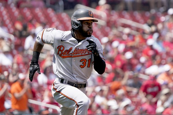 Bannon singles on 1st big league pitch, O's top Cards 3-2