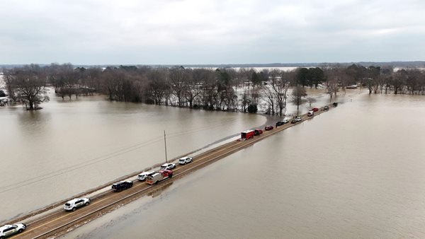 Levee breach spurs evacuation of Rives in Obion County