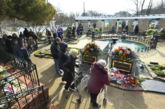 Lisa Marie Presley laid to rest at Graceland